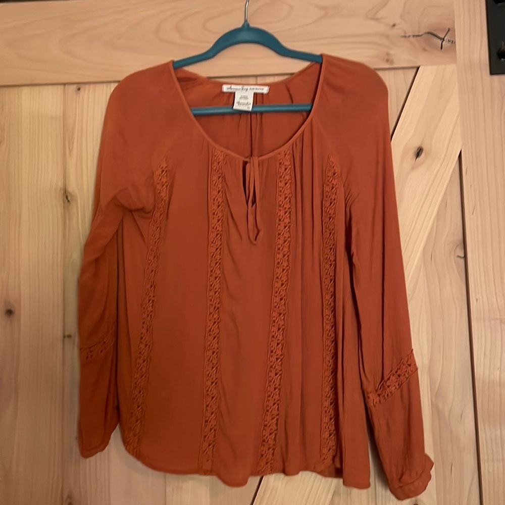 American Rag woman’s S top. Rayon with tie and floral details. Perfect for fall.